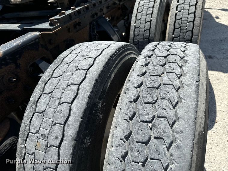 image for item DX0850 2013 Kenworth T660 semi truck