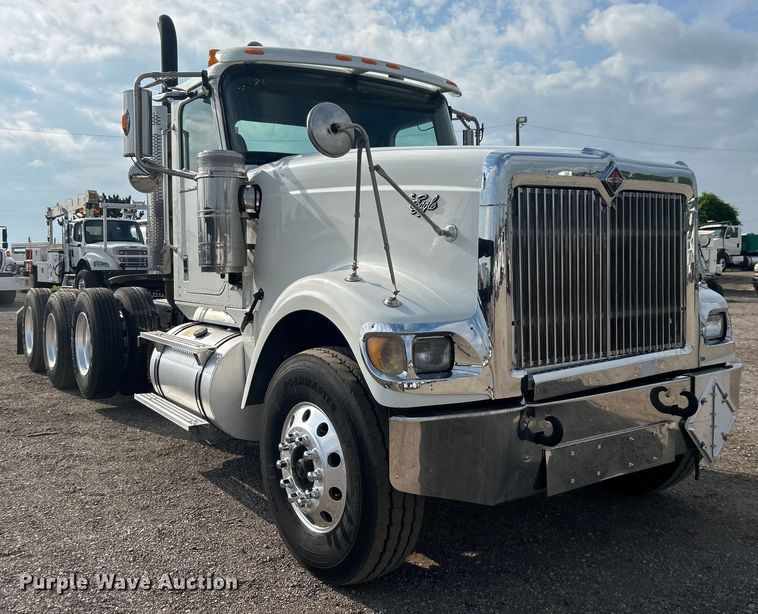 image for item EG0713 2011 International  9900ix semi truck