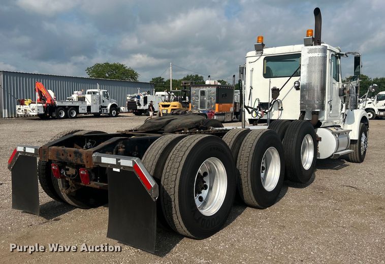 image for item EG0713 2011 International  9900ix semi truck