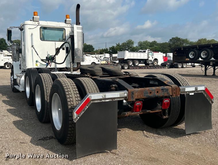 image for item EG0713 2011 International  9900ix semi truck