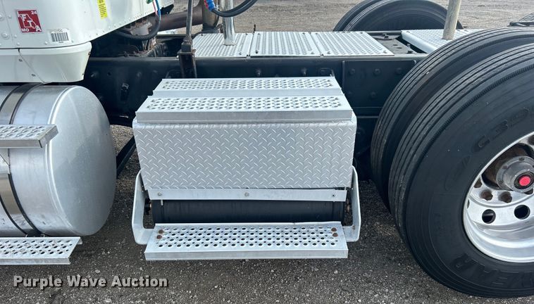 image for item EG0713 2011 International  9900ix semi truck