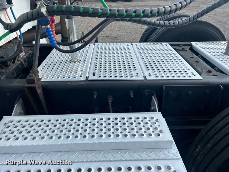 image for item EG0713 2011 International  9900ix semi truck