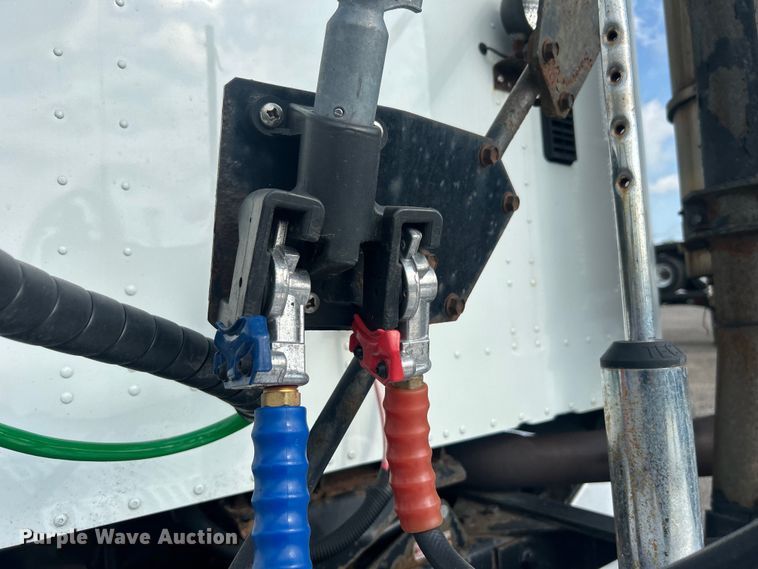 image for item EG0713 2011 International  9900ix semi truck