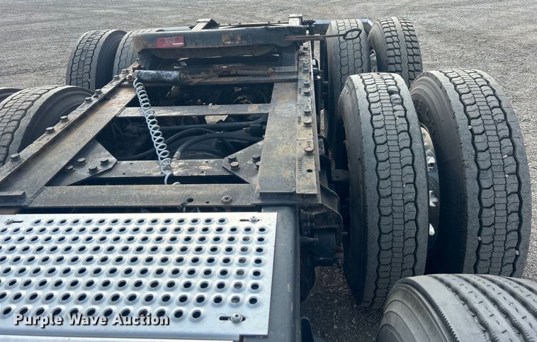 image for item EG0713 2011 International  9900ix semi truck