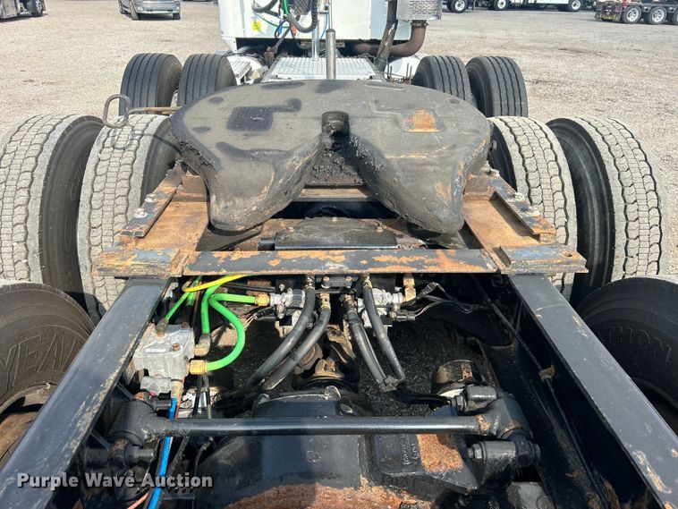 image for item EG0713 2011 International  9900ix semi truck