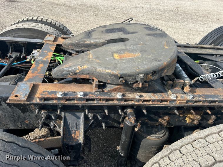 image for item EG0713 2011 International  9900ix semi truck