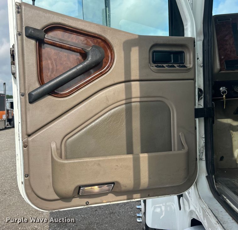 image for item EG0713 2011 International  9900ix semi truck