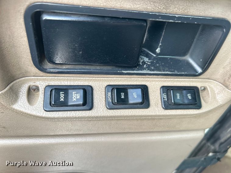 image for item EG0713 2011 International  9900ix semi truck