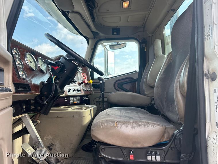 image for item EG0713 2011 International  9900ix semi truck