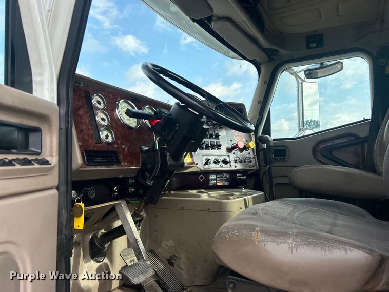 image for item EG0713 2011 International  9900ix semi truck