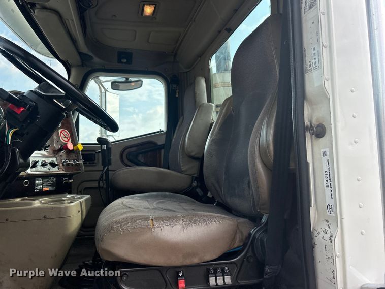 image for item EG0713 2011 International  9900ix semi truck