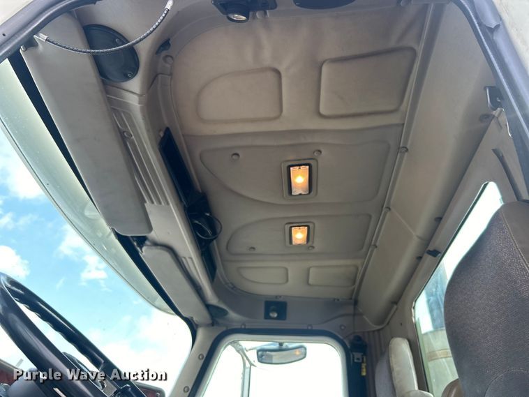 image for item EG0713 2011 International  9900ix semi truck