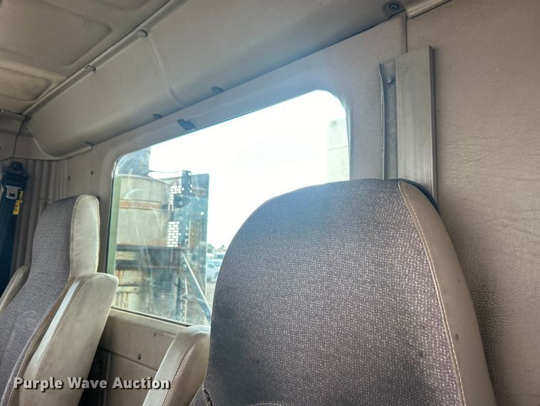 image for item EG0713 2011 International  9900ix semi truck