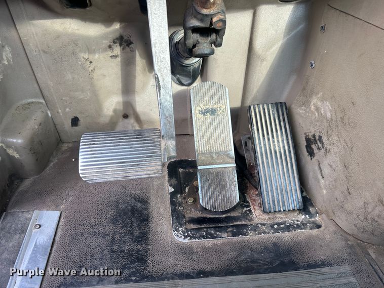 image for item EG0713 2011 International  9900ix semi truck