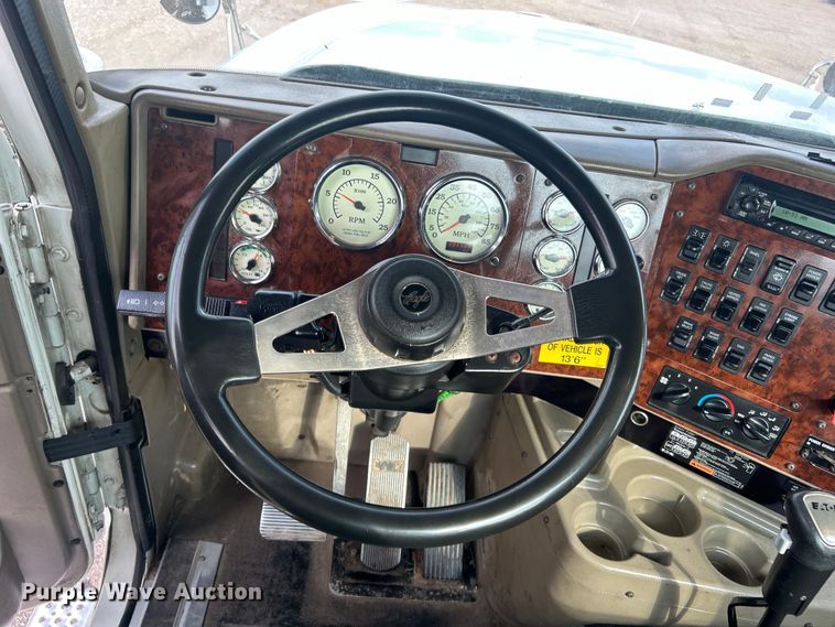 image for item EG0713 2011 International  9900ix semi truck