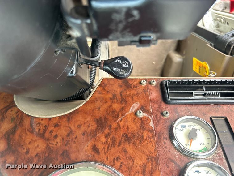 image for item EG0713 2011 International  9900ix semi truck