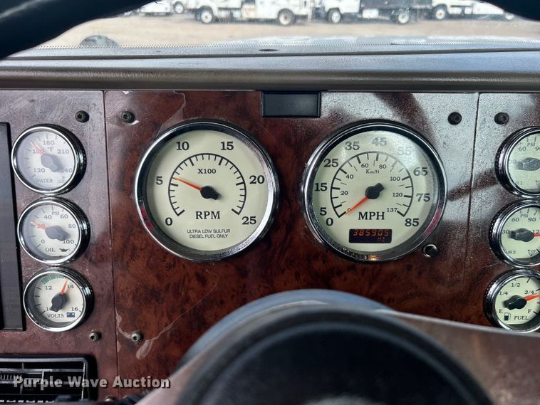 image for item EG0713 2011 International  9900ix semi truck