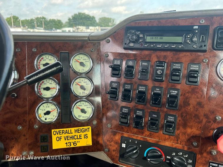 image for item EG0713 2011 International  9900ix semi truck