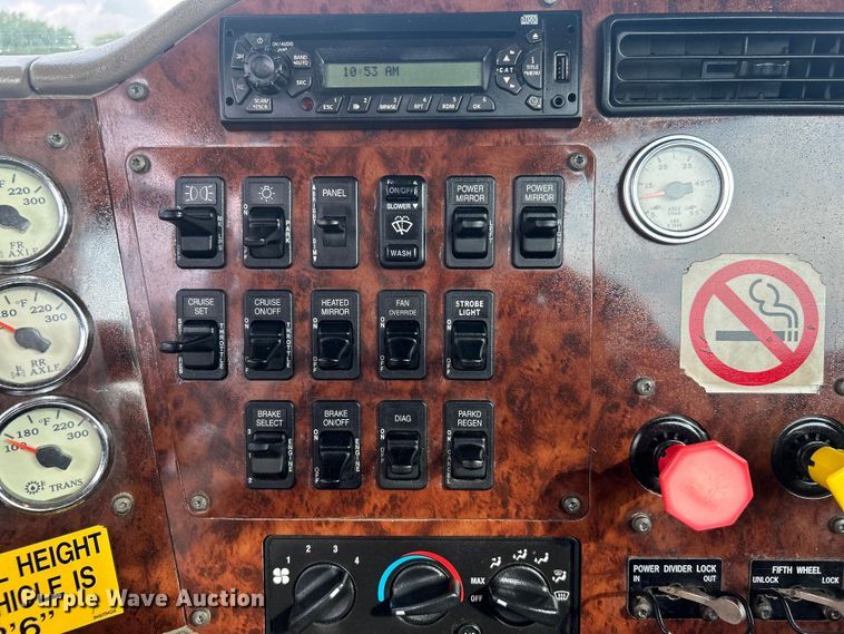 image for item EG0713 2011 International  9900ix semi truck