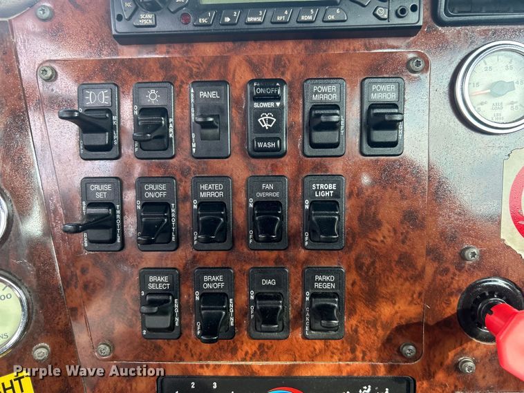 image for item EG0713 2011 International  9900ix semi truck