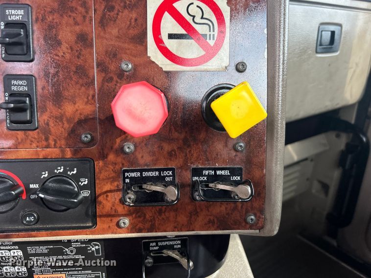 image for item EG0713 2011 International  9900ix semi truck