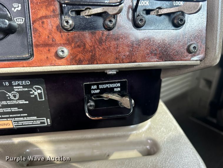 image for item EG0713 2011 International  9900ix semi truck