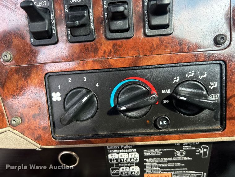 image for item EG0713 2011 International  9900ix semi truck