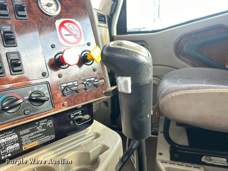 image for item EG0713 2011 International  9900ix semi truck