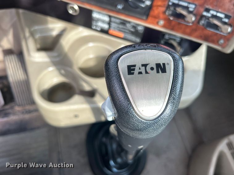 image for item EG0713 2011 International  9900ix semi truck