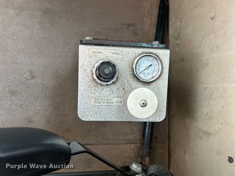 image for item EG0713 2011 International  9900ix semi truck