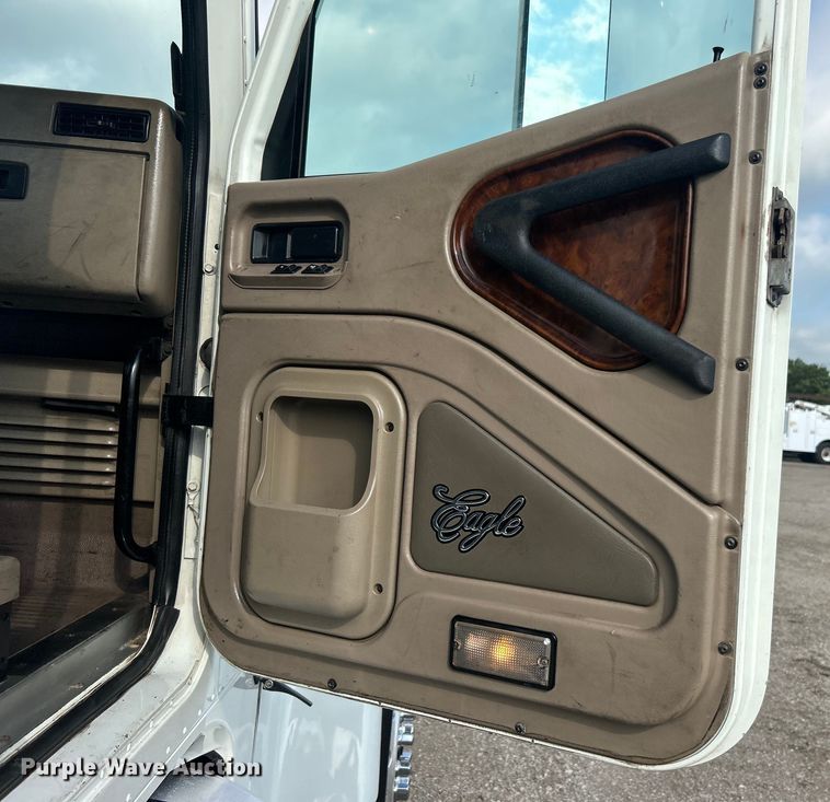 image for item EG0713 2011 International  9900ix semi truck