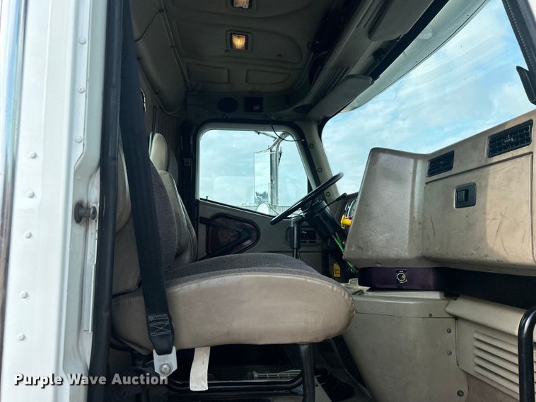 image for item EG0713 2011 International  9900ix semi truck