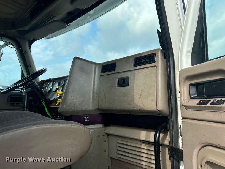 image for item EG0713 2011 International  9900ix semi truck