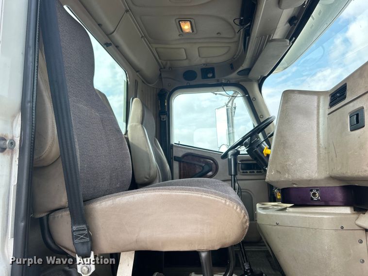 image for item EG0713 2011 International  9900ix semi truck