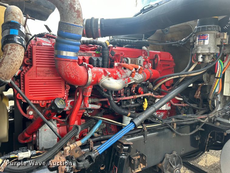 image for item EG0713 2011 International  9900ix semi truck