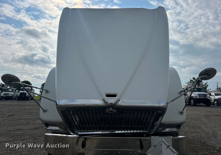 image for item EG0713 2011 International  9900ix semi truck