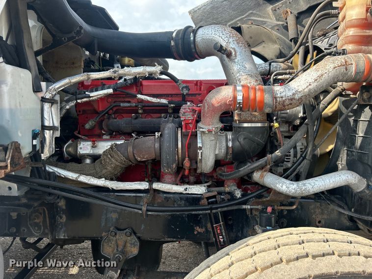 image for item EG0713 2011 International  9900ix semi truck