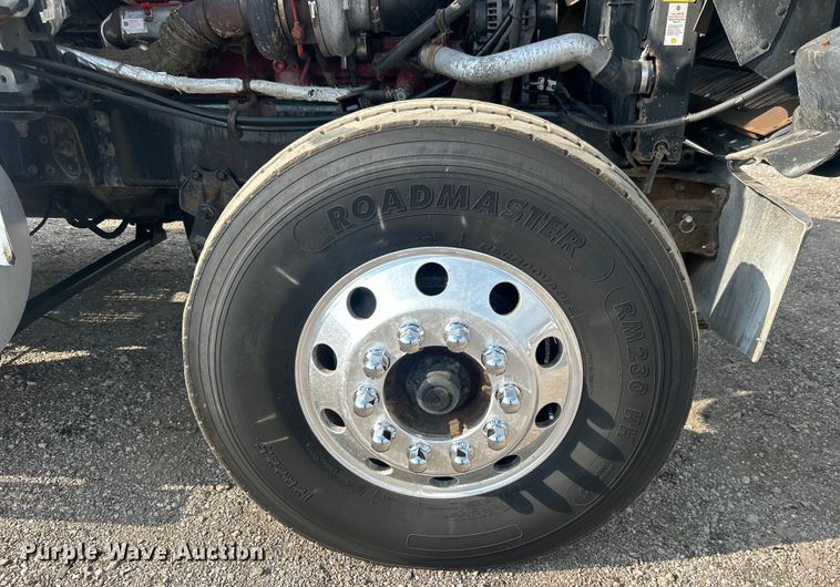 image for item EG0713 2011 International  9900ix semi truck