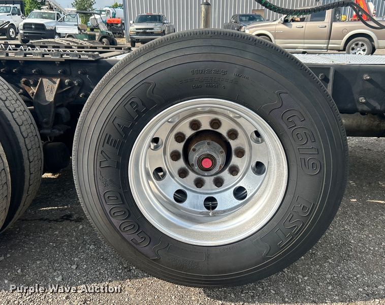 image for item EG0713 2011 International  9900ix semi truck