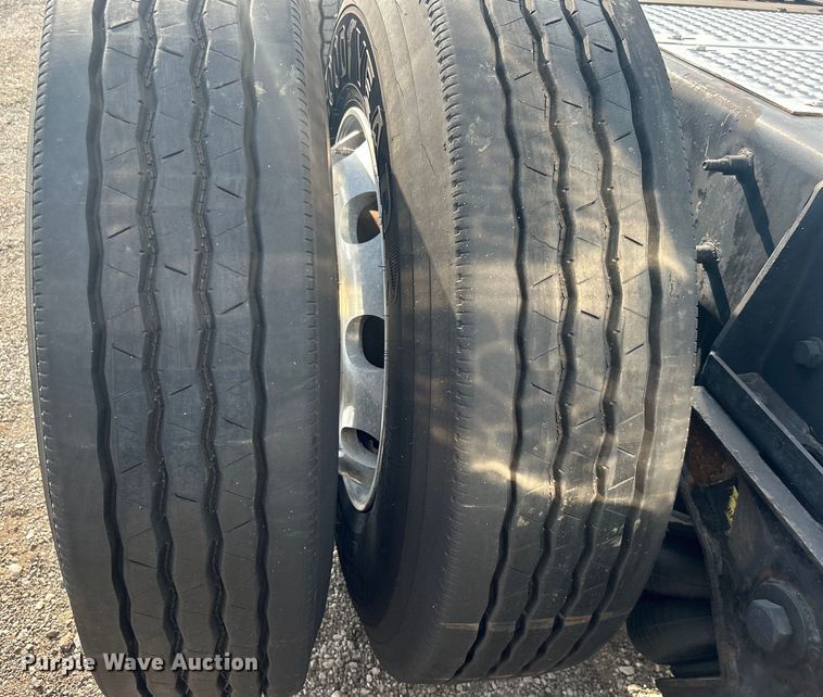 image for item EG0713 2011 International  9900ix semi truck