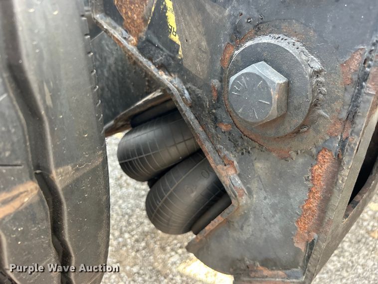 image for item EG0713 2011 International  9900ix semi truck