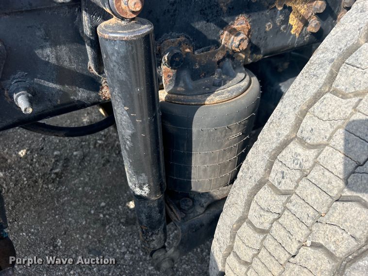 image for item EG0713 2011 International  9900ix semi truck