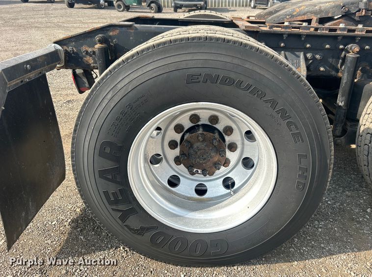 image for item EG0713 2011 International  9900ix semi truck