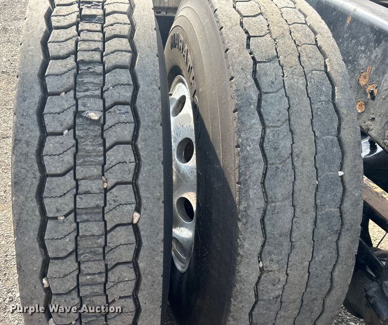 image for item EG0713 2011 International  9900ix semi truck