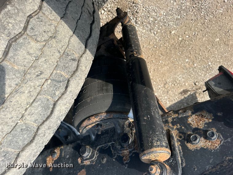 image for item EG0713 2011 International  9900ix semi truck