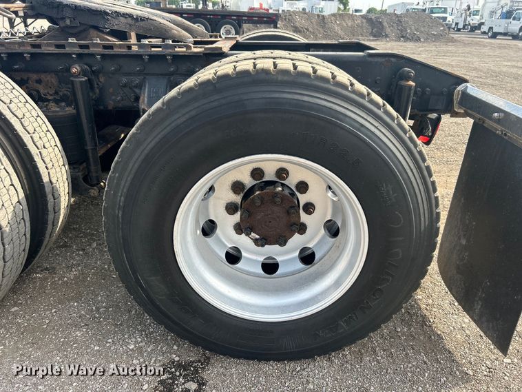 image for item EG0713 2011 International  9900ix semi truck