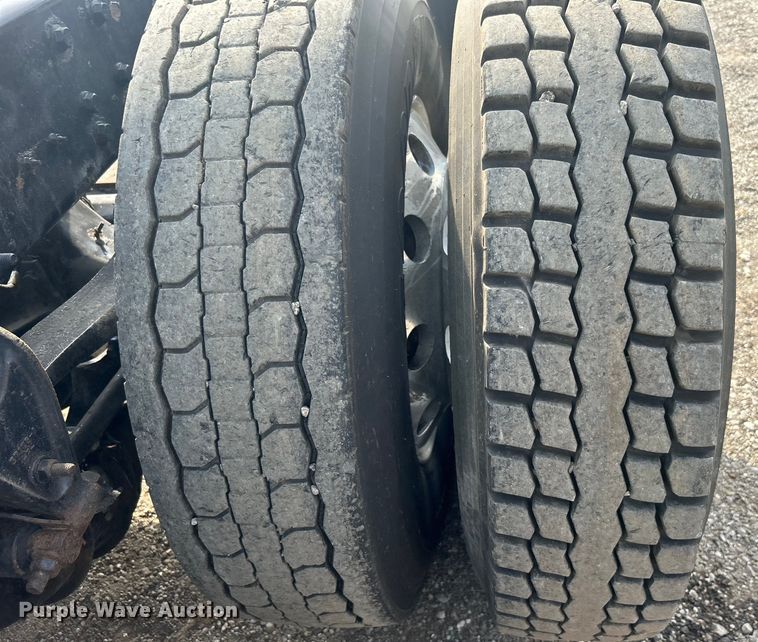 image for item EG0713 2011 International  9900ix semi truck