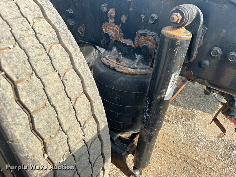 image for item EG0713 2011 International  9900ix semi truck