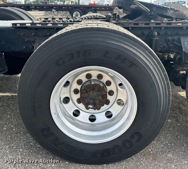 image for item EG0713 2011 International  9900ix semi truck