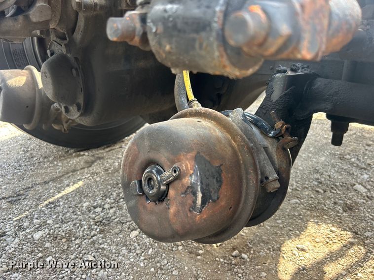 image for item EG0713 2011 International  9900ix semi truck